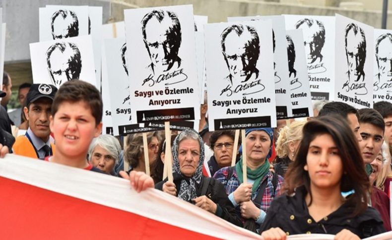 Binlerce vatandaş sokaklara döküldü: İzmirli 'Ata'sına yürüdü!