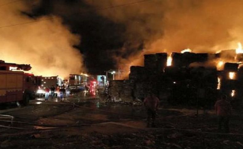 İzmir’deki büyük fabrikada yangın paniği