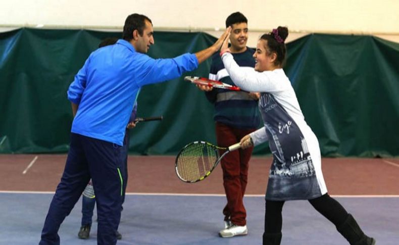 Zihinsel engelli çocuklara tenis eğitimi