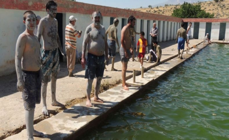 Zile, acı suya girmek isteyenlerin akınına uğruyor