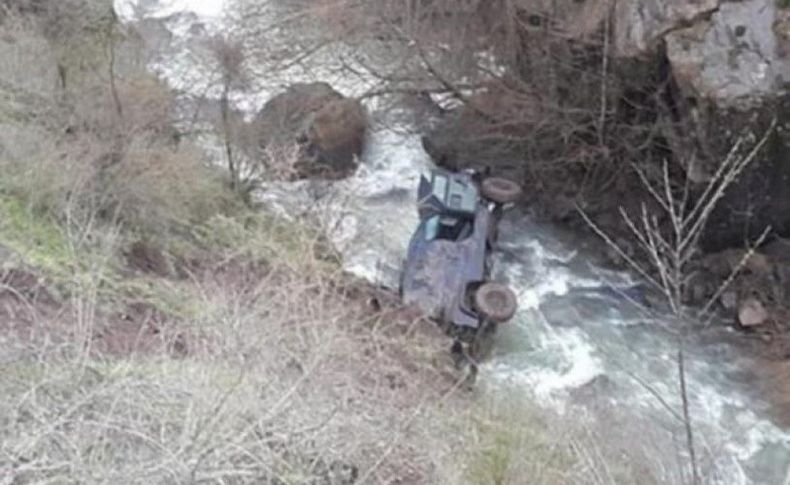 Polis aracı dereye yuvarlandı: Çok sayıda yaralı var