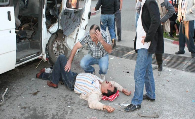 Zonguldak’ta 2 minibüs kafa kafaya çarpıştı: 2’si ağır 16 yaralı