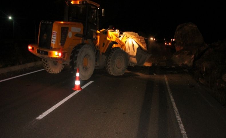 Zonguldak'ta heyelan; 20 tonluk kaya kütlesi yola düştü