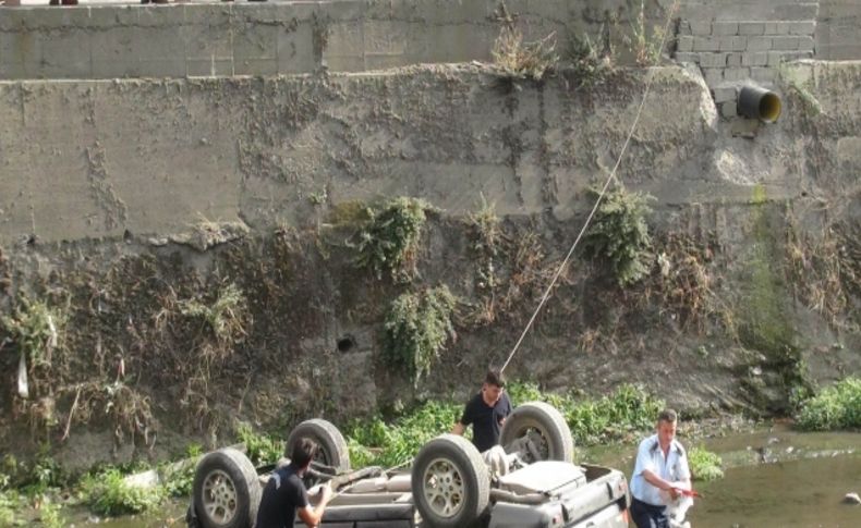 Zonguldak'ta otomobil dereye uçtu: 1 yaralı