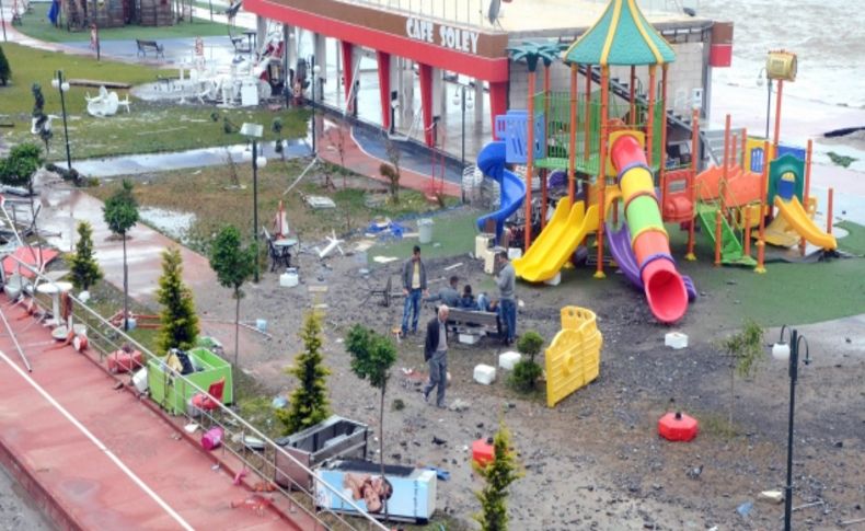 Zonguldak'ta şiddetli fırtına, kafeterya ve parkı kullanılamaz hale getirdi
