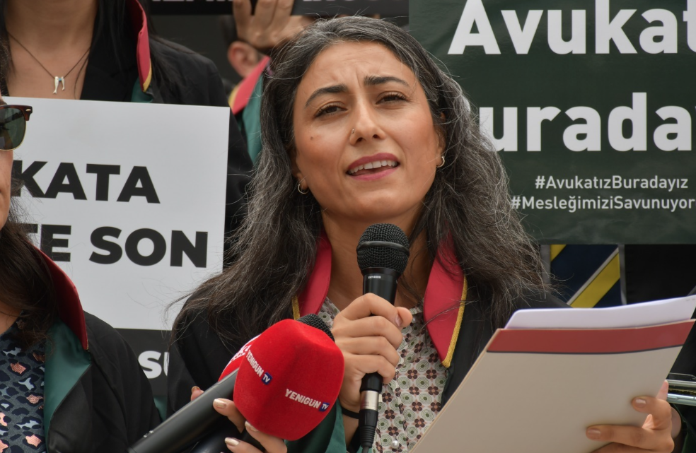 İzmir Barosu, avukata şiddeti protesto etti