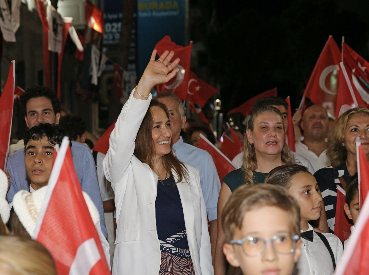 Karşıyaka'yı 'zafer' coşkusu sardı: Binler fener alayında buluştu!