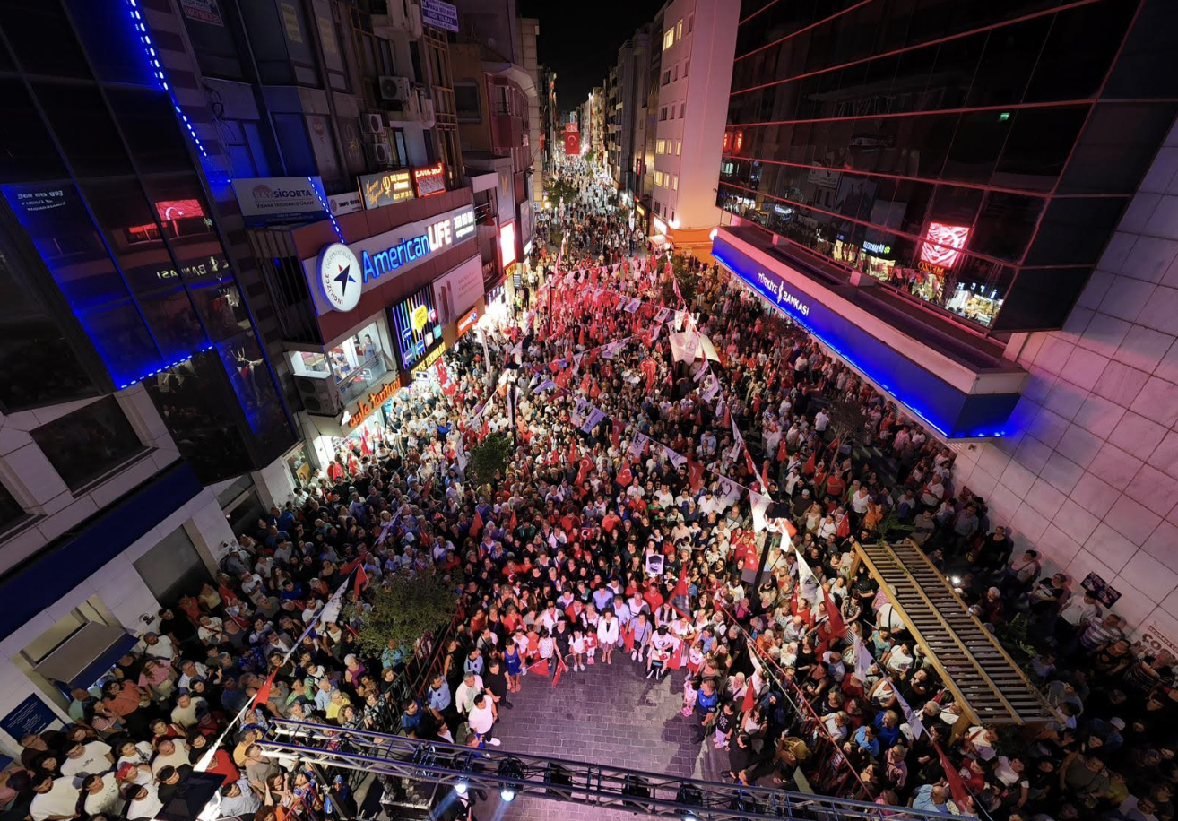 Karşıyaka'yı 'zafer' coşkusu sardı: Binler fener alayında buluştu!